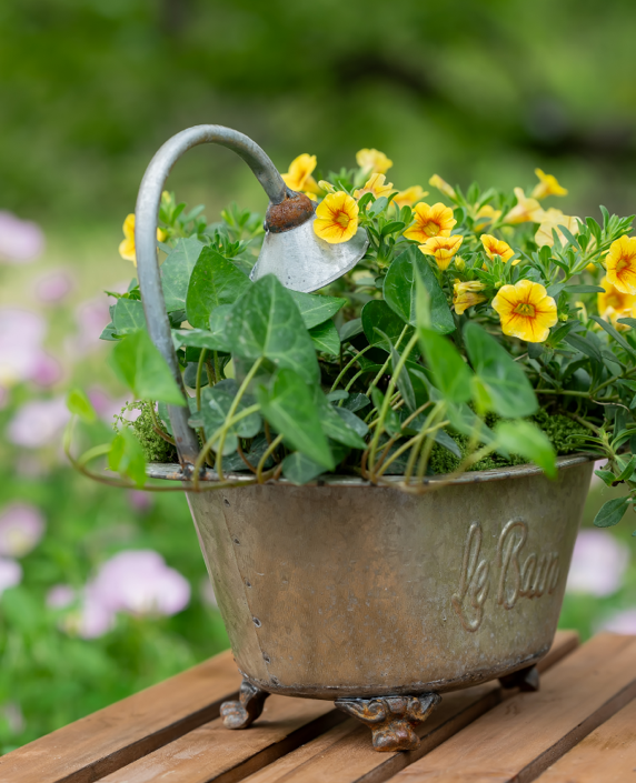 Bathtub Wrought Iron Flower Pot - Garden Decor Planter