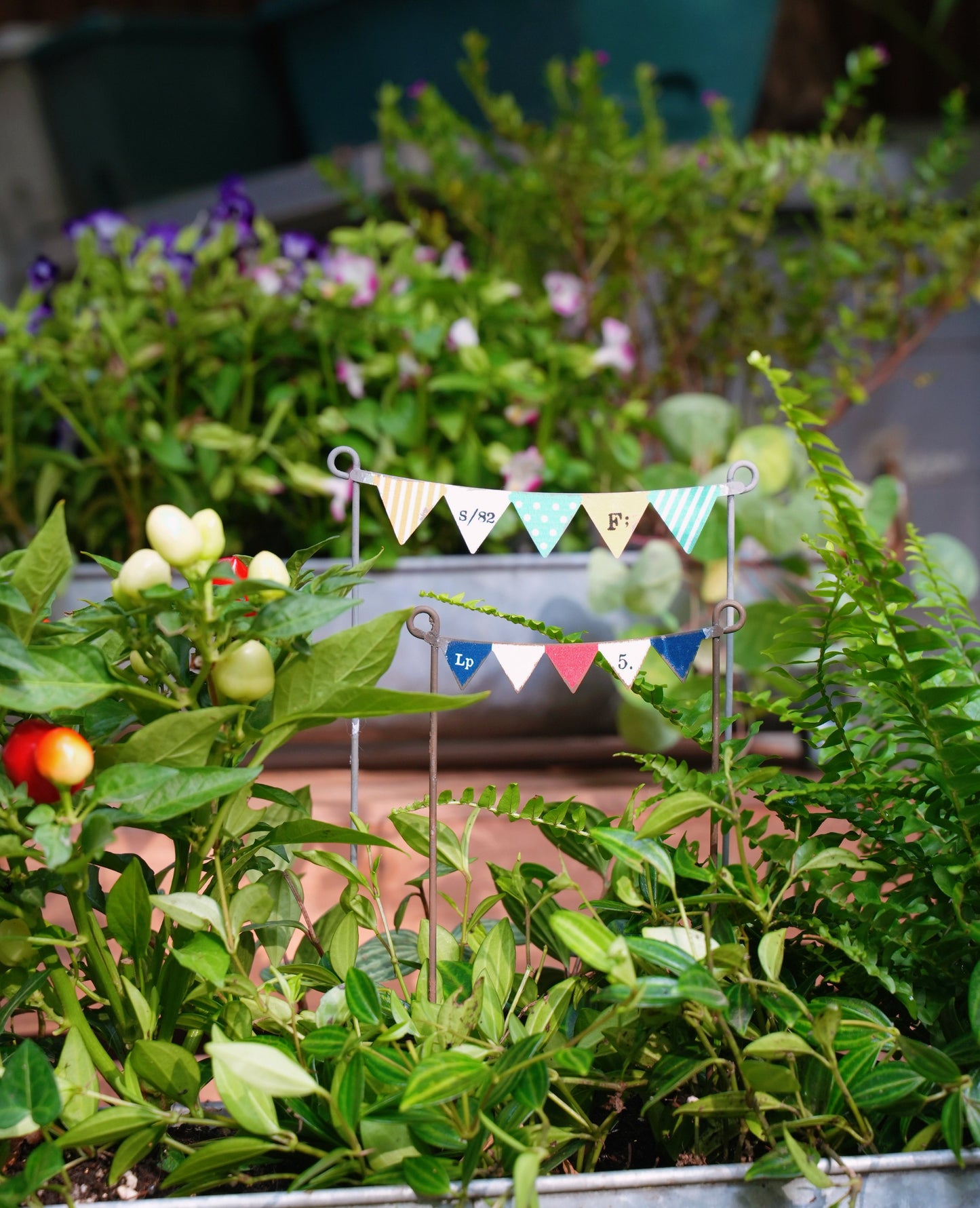 Triangle Pennant-shaped Iron Flowerpot Decor Set of 2