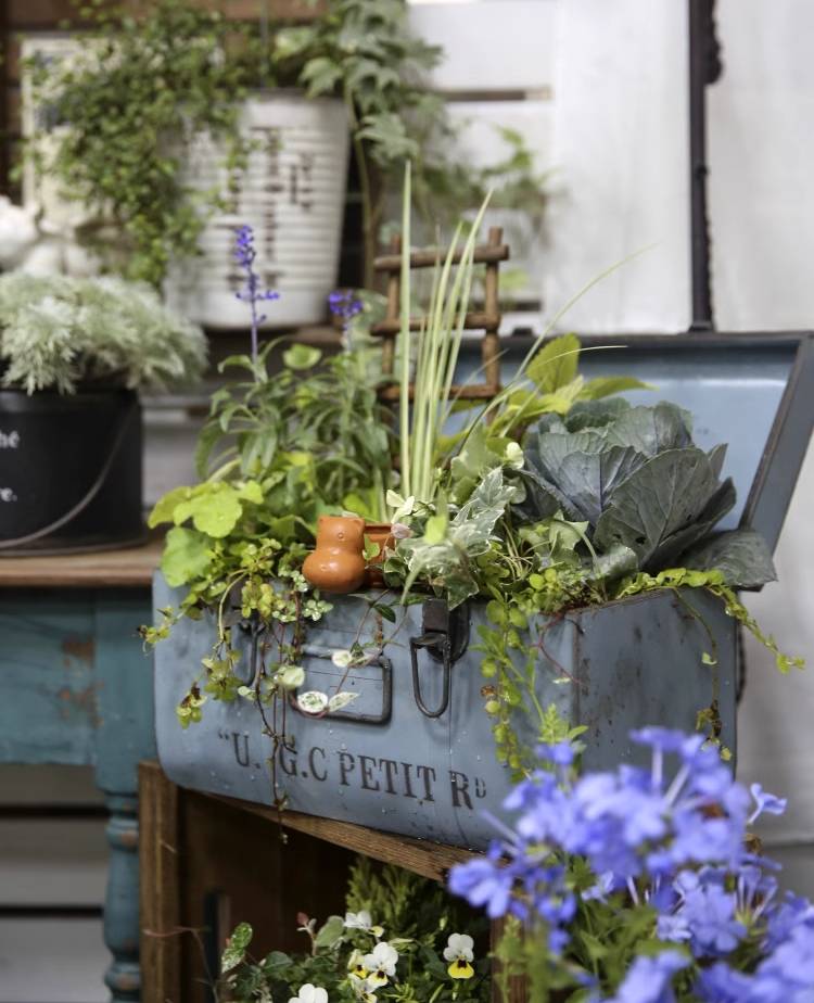 Vintage-Style Garden Trunk Planter