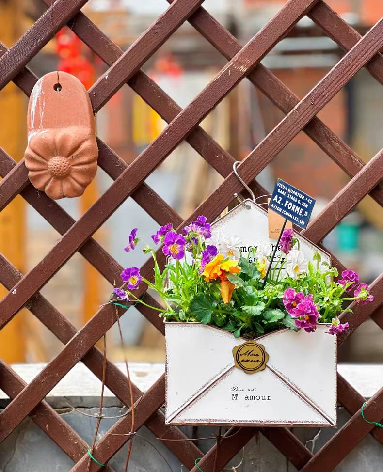 Pastoral Style Envelope Wall-mounted Iron Flower Pot