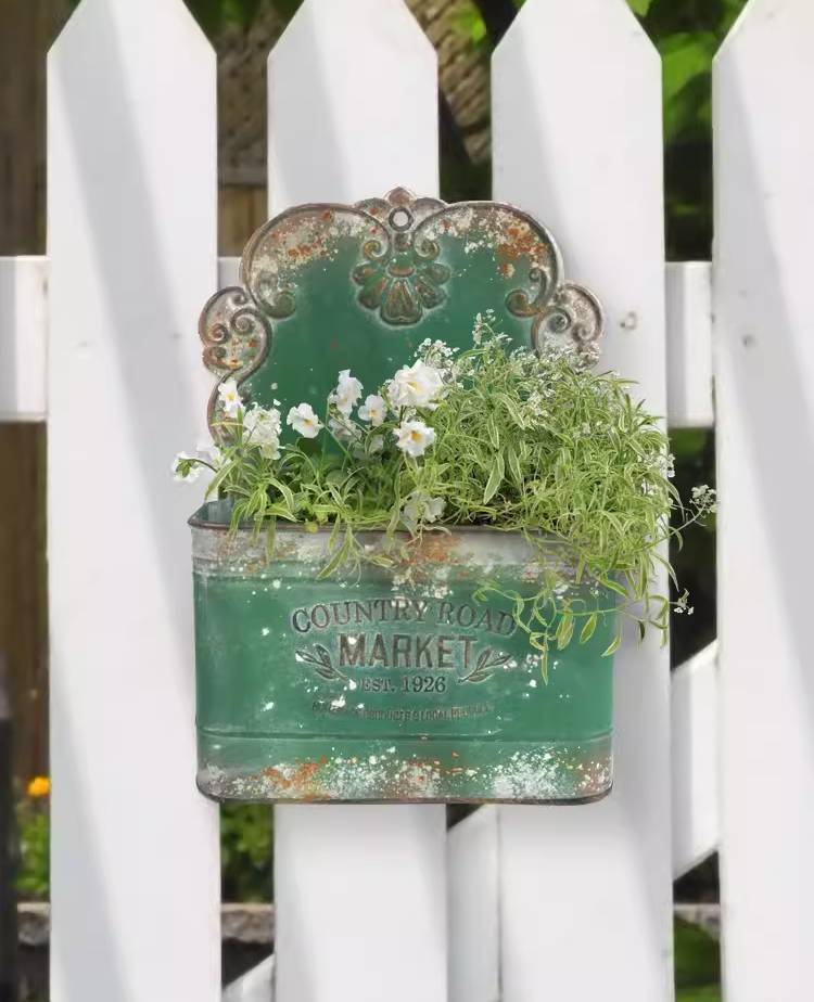 Vintage Romantic Wall-Mounted Iron Flower Pot