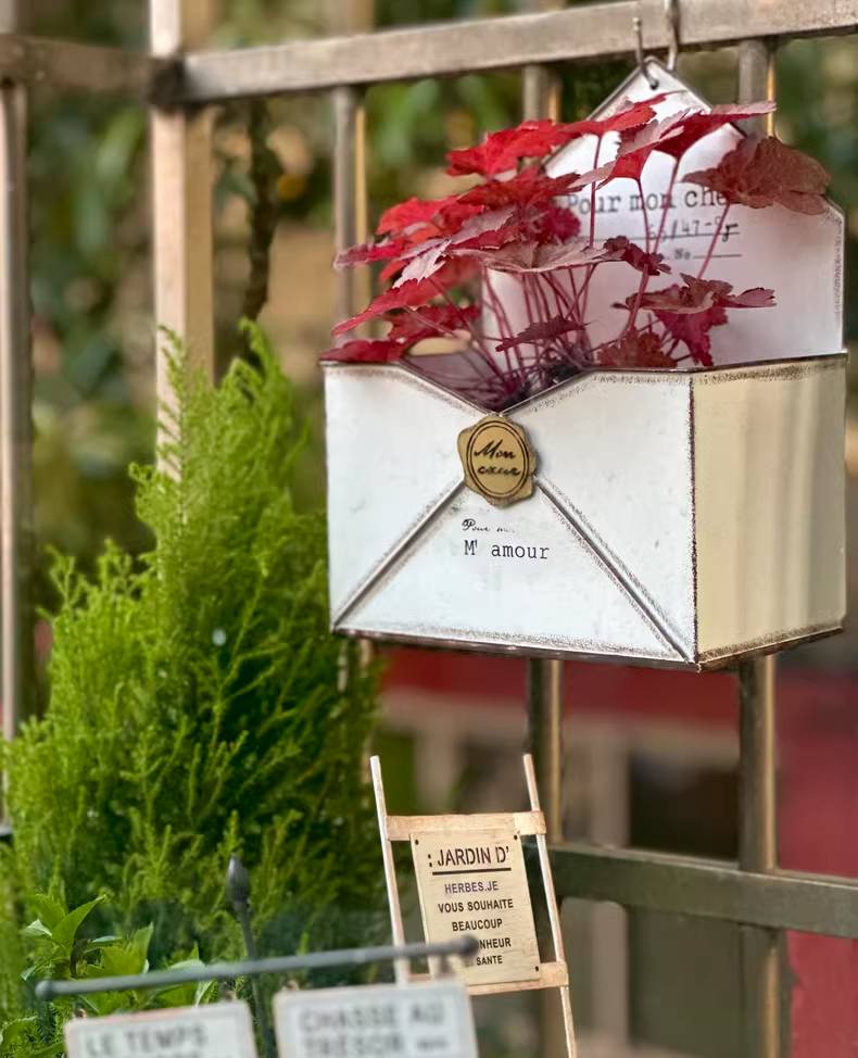 Pastoral Style Envelope Wall-mounted Iron Flower Pot
