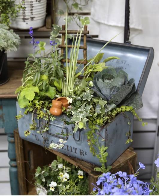 Vintage-Style Garden Trunk Planter